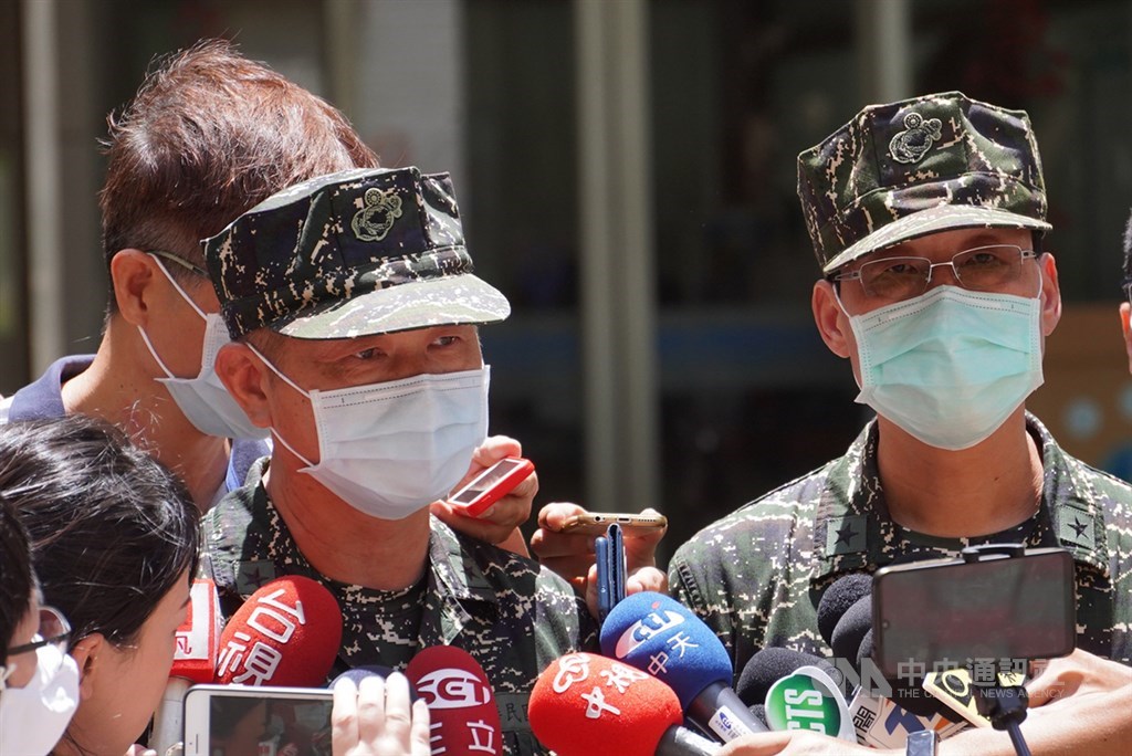 海軍3日進行聯興操演,海軍陸戰隊99旅步二營膠舟在左營桃子園外海翻覆,落海3人都送國軍總醫院左營分院就醫,其中2人昏迷正全力搶救。海軍陸戰隊指揮部副指揮官馬群超(左)、海軍陸戰隊政戰主任林傳盛(右)3日下午在國軍總醫院左營分院受訪,向外界說明原委。中央社記者董俊志攝 109年7月3日