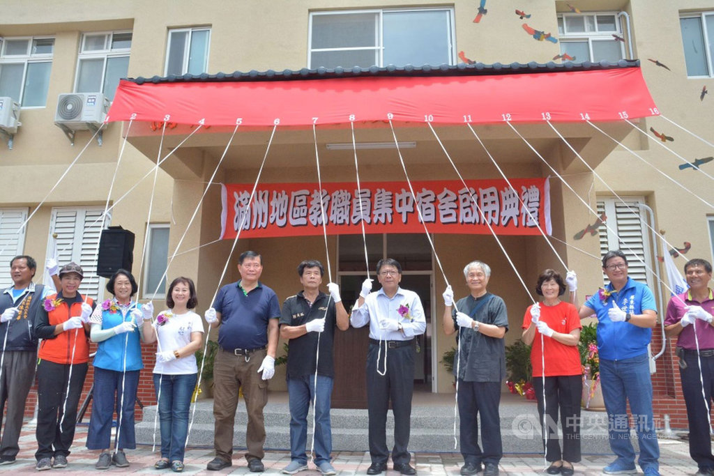 屏東縣政府在屏南地區規劃興建3所集中式宿舍,其中位於滿州國中內的滿州地區教職員集中宿舍3日落成啟用,縣長潘孟安(右5)出席主持典禮。(屏東縣政府提供)中央社記者郭芷瑄傳真 109年7月3日