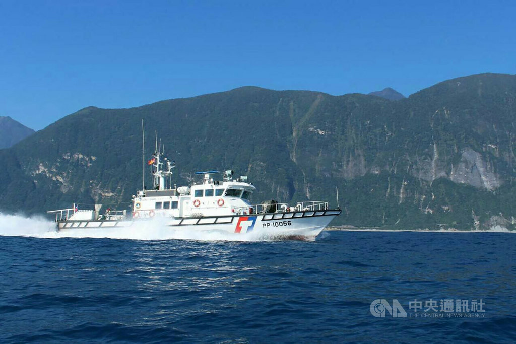 屏東縣東港區漁會總幹事林漢丑表示,今年因應黑鮪魚汛期,漁會與海巡署都保持密切聯繫,讓海巡署了解漁民作業海域與需求,並依照漁船作業分布情形,每天在台灣和菲律賓重疊海域部署1至3艘海巡艦艇,讓漁民相當感謝。(東港區漁會提供)中央社記者郭芷瑄傳真 109年7月3日