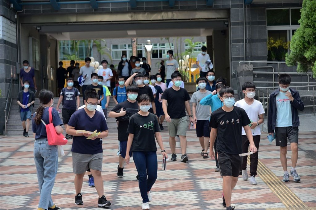 109學年度大學入學指定科目考試3日登場,首日最後一節考生物科,下午3時20分考試結束。屏東天氣雖炎熱,但應試考生都遵守規定戴口罩。(屏東大學提供)中央社記者郭芷瑄傳真 109年7月3日