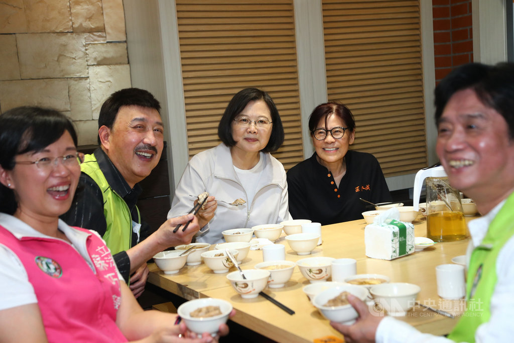 總統蔡英文(左3)3日在民進黨立委余天(左2)、蘇巧慧(左1)等人陪同下參訪深坑老街,並共同享用在地美食,推廣防疫新生活帶動觀光。中央社記者王騰毅攝 109年7月3日