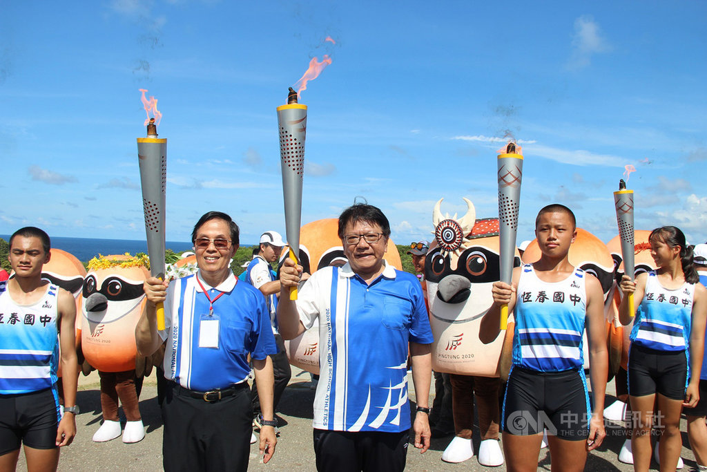 全國中等學校運動會18日至23日將在屏東舉行,3日上午在台灣最南端的鵝鑾鼻燈塔,由縣長潘孟安(中)與體育署副署長王水文(左2)等人一同點燃聖火。(屏東縣政府提供)中央社記者郭芷瑄傳真 109年7月3日
