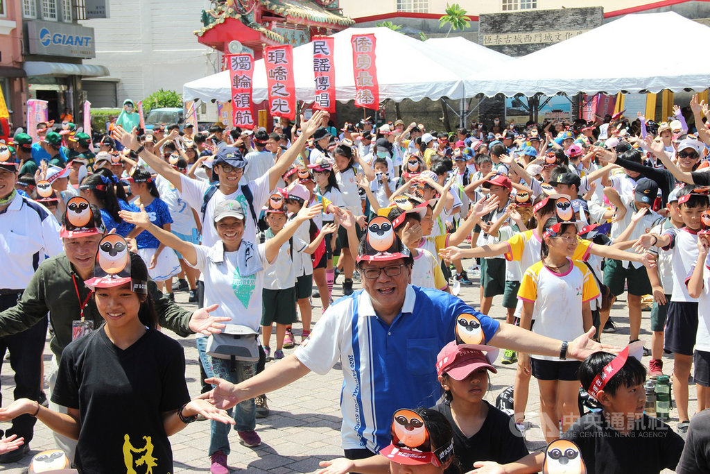 全國中等學校運動會18日至23日將在屏東舉行,聖火3日上午從台灣最南端的鵝鑾鼻燈塔點燃,縣長潘孟安(中,藍衣者)並在恆春西門與當地選手和學生跳「驕仔舞」宣傳。(屏東縣政府提供)中央社記者郭芷瑄傳真 109年7月3日