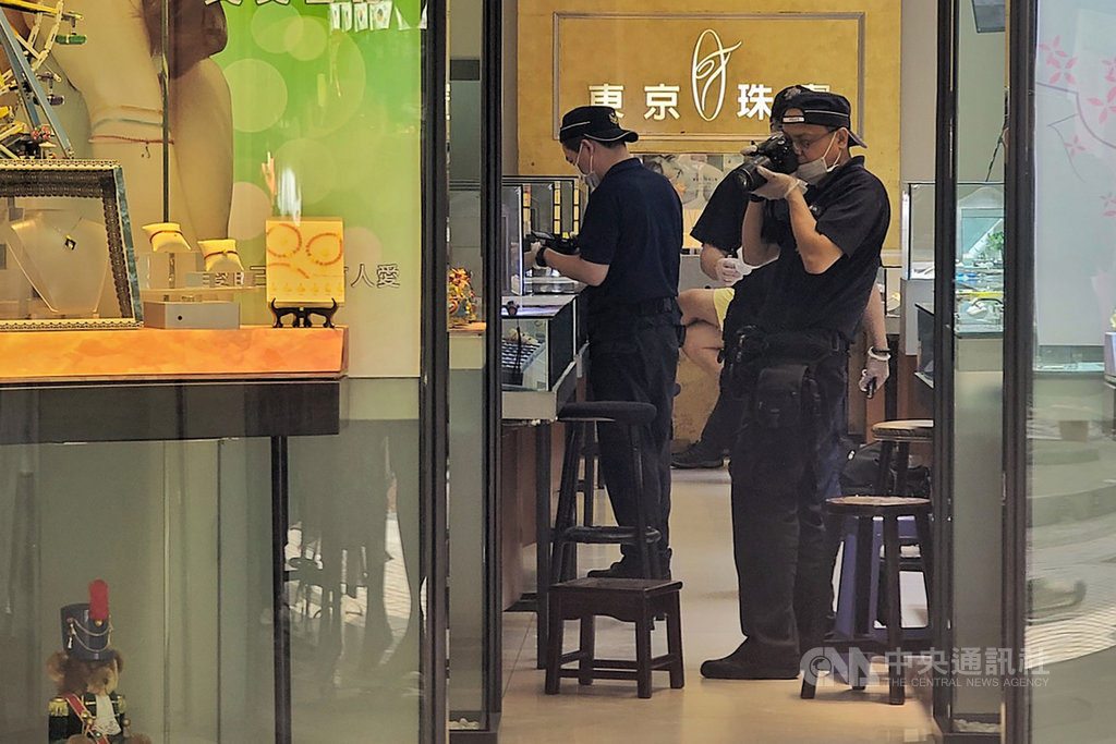 桃園市中壢區中平路一家銀樓3日下午發生搶案,警方獲報後,立即派員前往銀樓採集相關跡證,並調閱監視器畫面,循線鎖定車牌及嫌犯身分,全力追緝。中央社記者吳睿騏桃園攝 109年7月3日