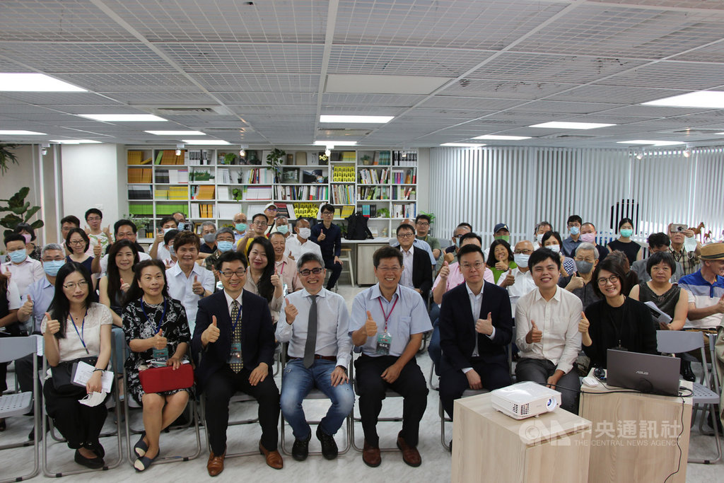 中台灣教授協會3日在台中舉辦「美中對抗下的台港局勢」論壇,民進黨副秘書長林飛帆(前右3)等人出席與會。中央社記者蘇木春攝 109年7月3日