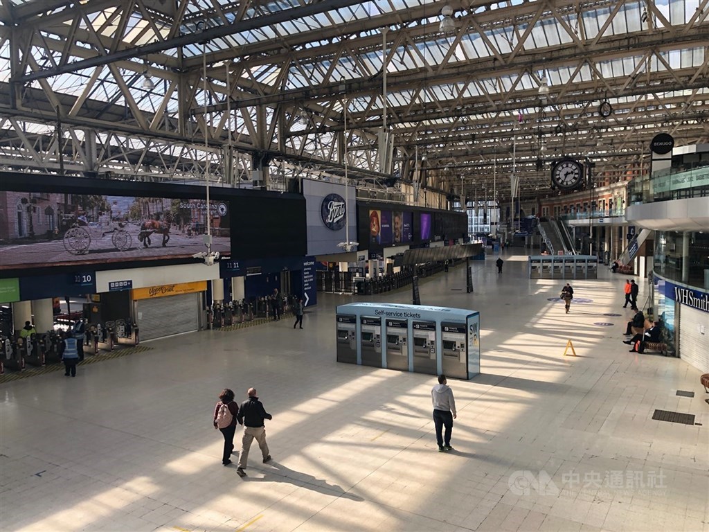 英國政府3日公布首批入境免隔離國家名單,7月10日起,從台灣、日本與韓國等武漢肺炎低風險國家入境的旅客都不必再受14天自主隔離政策限制。圖為倫敦滑鐵盧車站。(中央社檔案照片)