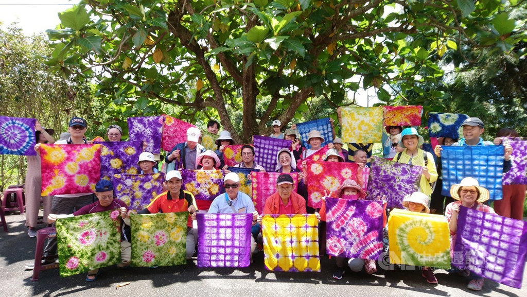 花蓮縣瑞穗鄉富源村推出「客家庄小旅行」,從交通、體驗遊程到美食都包辦,其中客家染布體驗極具特色。(花蓮縣政府提供)中央社記者張祈傳真 109年7月3日