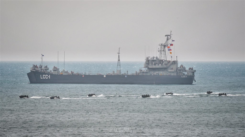海軍陸戰隊99旅步二營膠艇3日在左營海域進行聯合登陸作戰操演翻覆造成2人殉職,檢警5日相驗認為兩人是因膠艇翻覆落海窒息致死。圖為海軍陸戰隊2017年漢光演習演練兩棲作戰。(圖取自facebook.com/ROCNAVY.tw)