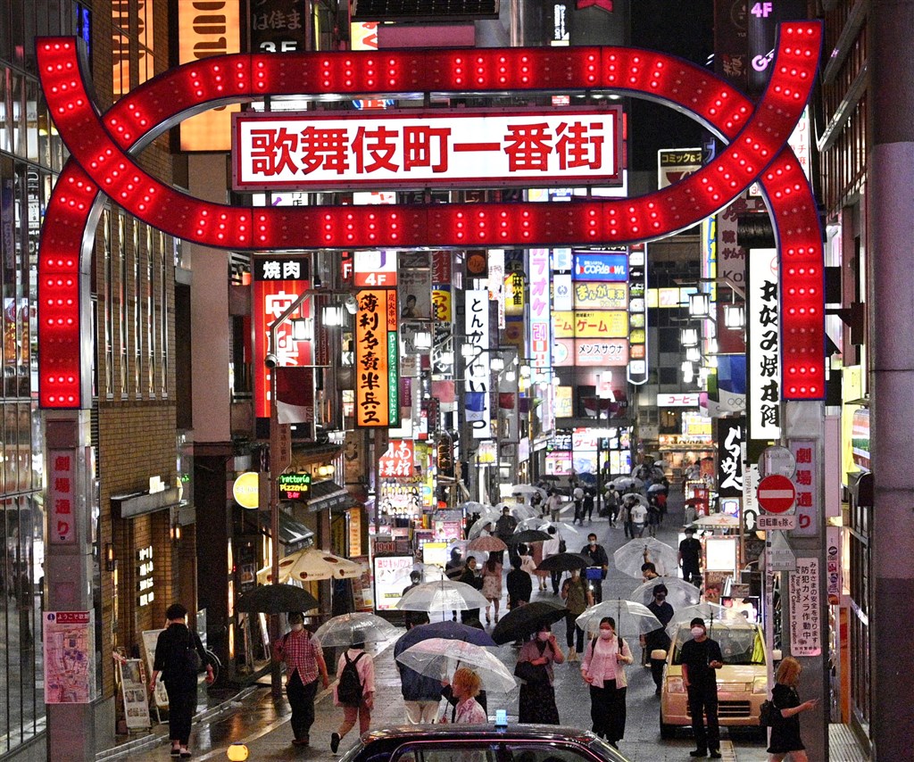 日本東京都連兩天單日新增病例破百,不過,日本首相安倍晉三3日同意目前並非再度公布「緊急事態宣言」的狀況。圖為被指爆發疫情之一的新宿「夜生活」地區。(共同社提供)