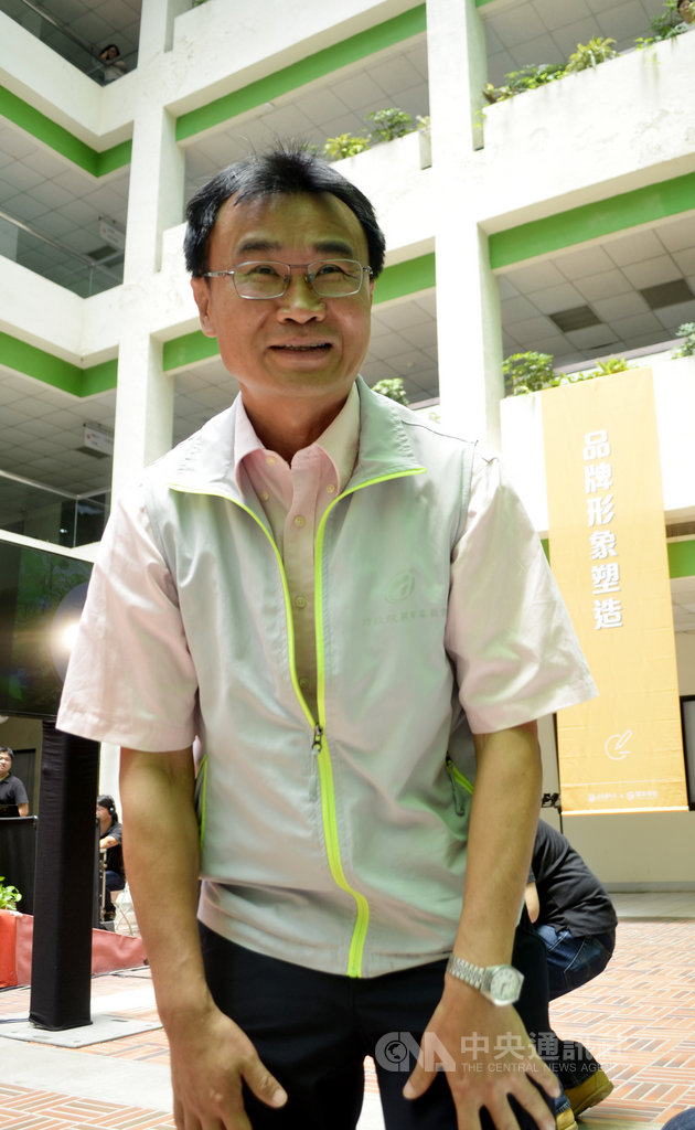 農委會主委陳吉仲3日表示,農田水利會升格為公務機關,可服務更廣大的農民,從31萬公頃的灌溉面積擴大到68萬公頃。將來會成立基金會管理,把水利會資產完全用在農田水利設施。中央社記者蔡智明攝 109年7月3日