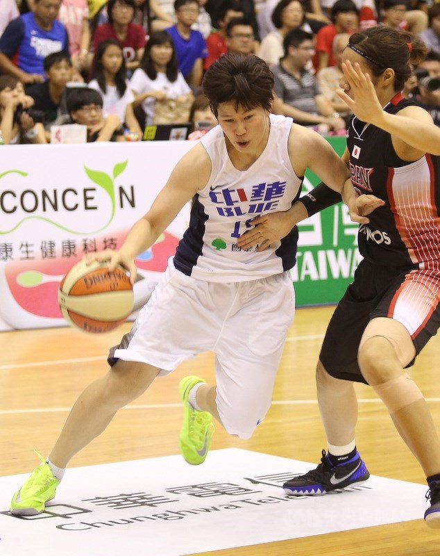 劉君儀(白衣者)曾6度入選亞洲女子籃球錦標賽中華隊國手,打過3次亞運、3次東亞運,也是聯盟第一個生涯累積得分超過3000分的球員。(中央社檔案照片)