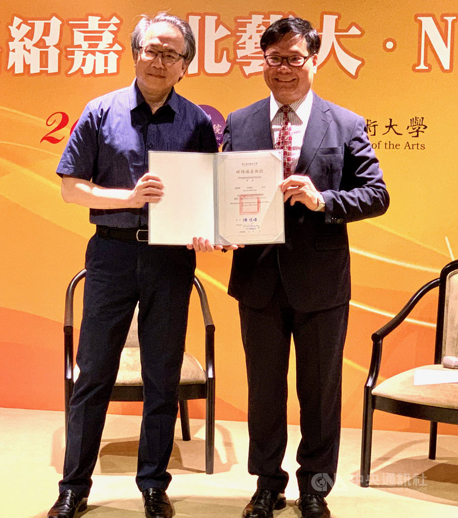 國家交響樂團(NSO)音樂總監呂紹嘉(左)將擔任國立台北藝術大學特聘講座教授,北藝大音樂學院院長蘇顯達(右)表示,這是北藝大的榮幸,可讓學生持續進步。中央社記者趙靜瑜攝 109年7月3日