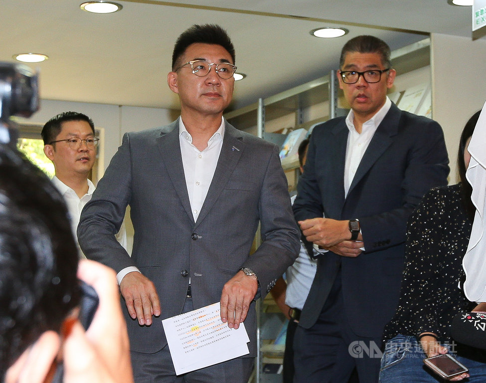 國民黨主席江啟臣(前左)3日出席智庫趨勢暨數據分析中心與產業暨新創研究中心揭牌儀式時表示,已正式啟動智庫、黨團以及黨中央三方平台會議,希望未來智庫提出研究和建議,有效支援黨團,並作為黨中央政策參考。右為國家政策研究基金會副董事長連勝文。中央社記者謝佳璋攝 109年7月3日