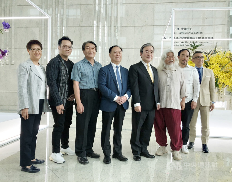 台北101於3日舉辦「台灣花卉與當代藝術的相遇」記者會,圖為農委會農糧署署長胡忠一(右4),台北101董事長張學舜(左4)、總經理張振亞(左1),以及CN Flower總監凌宗湧(右2)、花藝設計師李嘉偉(左2)、藝術家康木祥(右3)。中央社記者蘇思云攝 109年7月3日