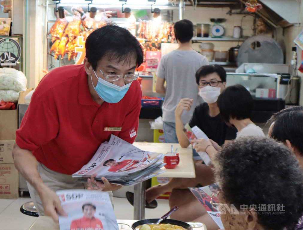 新加坡大選增溫,朝野政黨候選人利用週末假日深入鄰里社區拜票,圖為挑戰武吉巴督單選區的新加坡民主黨黨魁徐順全在庶民美食中心拜票,爭取支持。中央社記者黃自強新加坡攝 109年7月4日