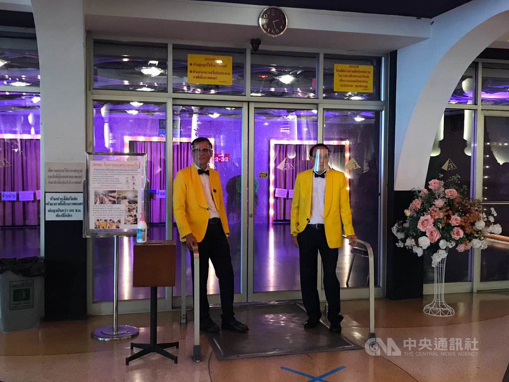 曼谷歷史最悠久的獨立電影院銀都戲院7月5日熄燈謝幕,戲院工作人員特地穿上他們最知名的黃西裝和黑色領結,營造復古莊重的氣氛。中央社記者呂欣憓曼谷攝 109年7月4日