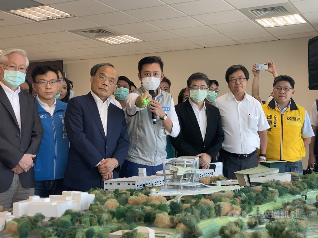 行政院長蘇貞昌(左3)4日在新竹市長林智堅(左4)等人陪同下,參訪「竹科X」基地。蘇貞昌表示,「竹科X」將會是一個「都市型」及「立體化」的科學園區,未來擁有無限可能。中央社記者魯鋼駿攝 109年7月4日