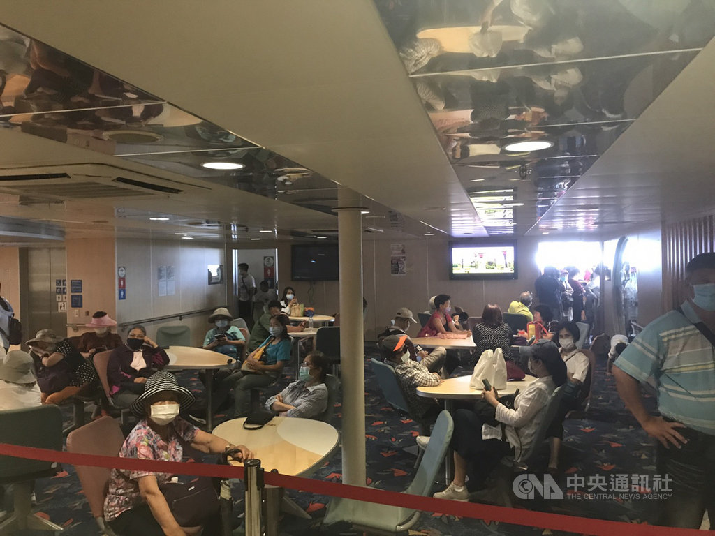 東聯航運麗娜輪睽違9個月於4日復航蘇花藍色公路,首航班幾乎客滿。(東聯航運提供)中央社記者張祈傳真 109年7月4日