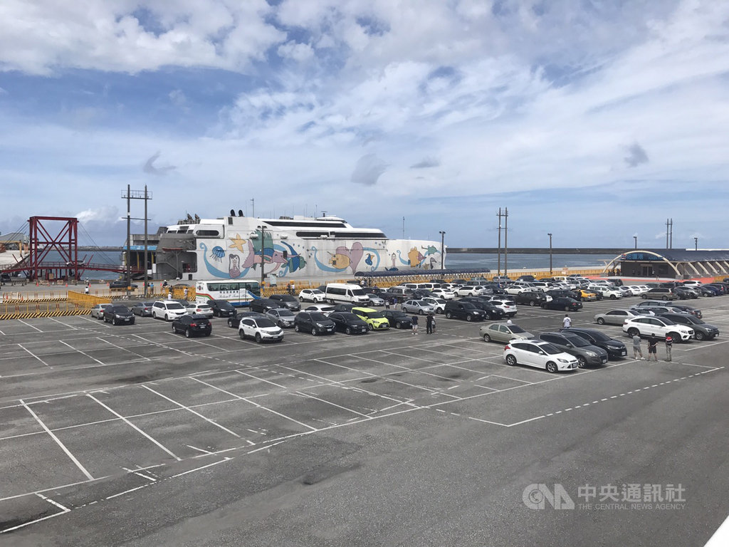 台灣武漢肺炎疫情趨緩,蘇花藍色公路重啟,東聯航運麗娜輪4日復航,睽違9個月再度進入花蓮港,帶來約700名遊客。中央社記者張祈攝 109年7月4日