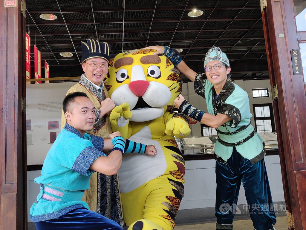 武漢肺炎疫情趨緩,全台大解封後,紙風車劇團也應民進黨籍立委黃國書(後左)之邀,11日將在台中舉辦戶外大型演出,帶來適合親子共賞的劇碼「武松打虎」。中央社記者趙麗妍攝 109年7月4日