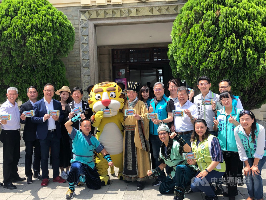 紙風車劇團11日晚間將在台中舉辦疫情解封後的首場戶外大型演出,民進黨籍立委黃國書(中卡其衣者)等人4日號召大家一起看戲,為劇團集氣,也響應樂活防疫新生活。(立委黃國書辦公室提供)中央社記者趙麗妍傳真 109年7月4日