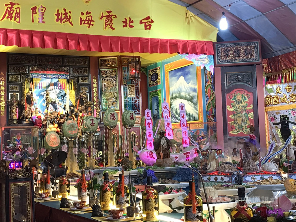 農曆5月14日為台北霞海城隍爺誕辰,今年落在國曆7月4日,城隍廟依例擺設壽宴,現場果雕、錫藝、佳餚滿桌,場面盛大熱鬧。中央社記者陳怡璇攝 109年7月4日