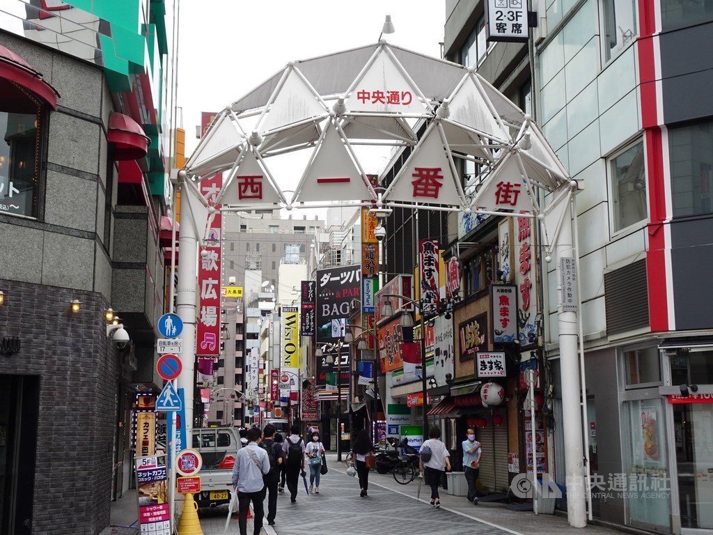 東京連續兩天武漢肺炎確診病例破百例,專家憂心疫情擴大,可能形成第2波疫情來襲。專家指出,已知某些地區疫情嚴重,應針對這些地區提出防疫對策。圖為東京池袋商圈,夜晚是燈紅酒綠區。中央社記者楊明珠東京攝 109年7月4日