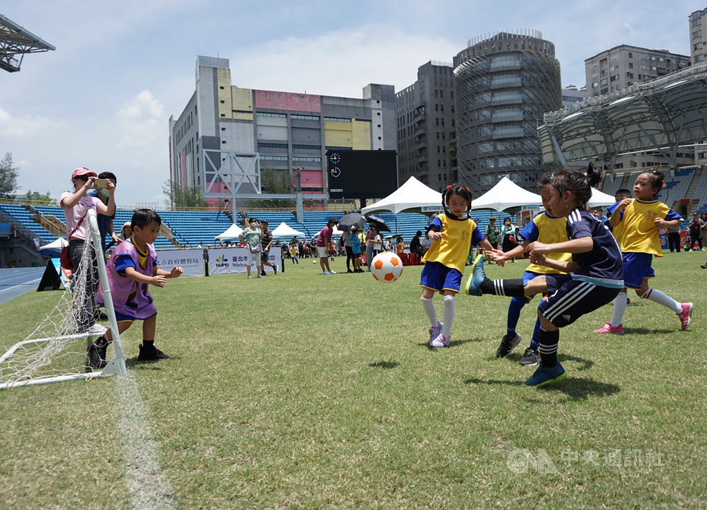 2020台北市幼兒足球錦標賽4日在台北田徑場登場,小選手們無畏高溫,場上競技全力以赴,展現平時訓練成果。中央社記者白芷達邦攝 109年7月4日