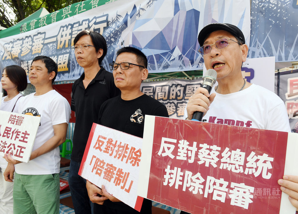 陪審參審一併試行推動大聯盟4日持續在立院外靜坐抗議,台灣陪審團協會創會理事長鄭文龍(右4)、民間司法改革基金會董事長林永頌(右1)等人呼籲政府勿草率立法,不要排除陪審制,曾遭判死刑獲平反的蘇建和(右3)、徐自強(右2)也到場聲援。中央社記者施宗暉攝 109年7月4日