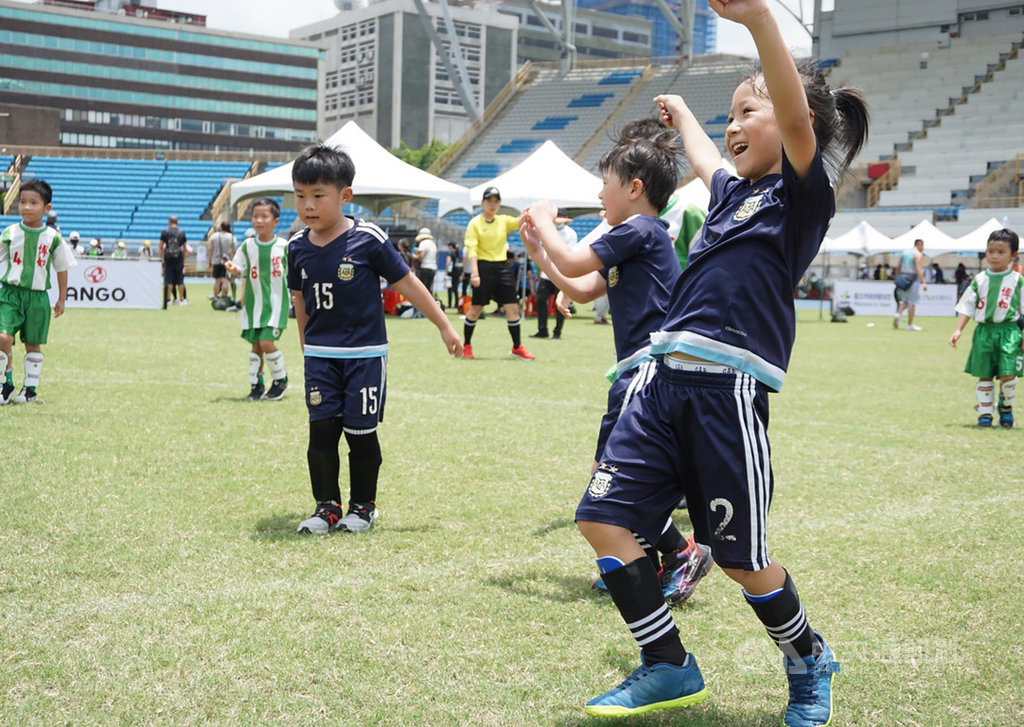 2020台北市幼兒足球錦標賽4日在台北田徑場登場,小選手們場上競技,齊心為隊伍爭取榮譽,也開心為勝利歡呼。中央社記者白芷達邦攝 109年7月4日