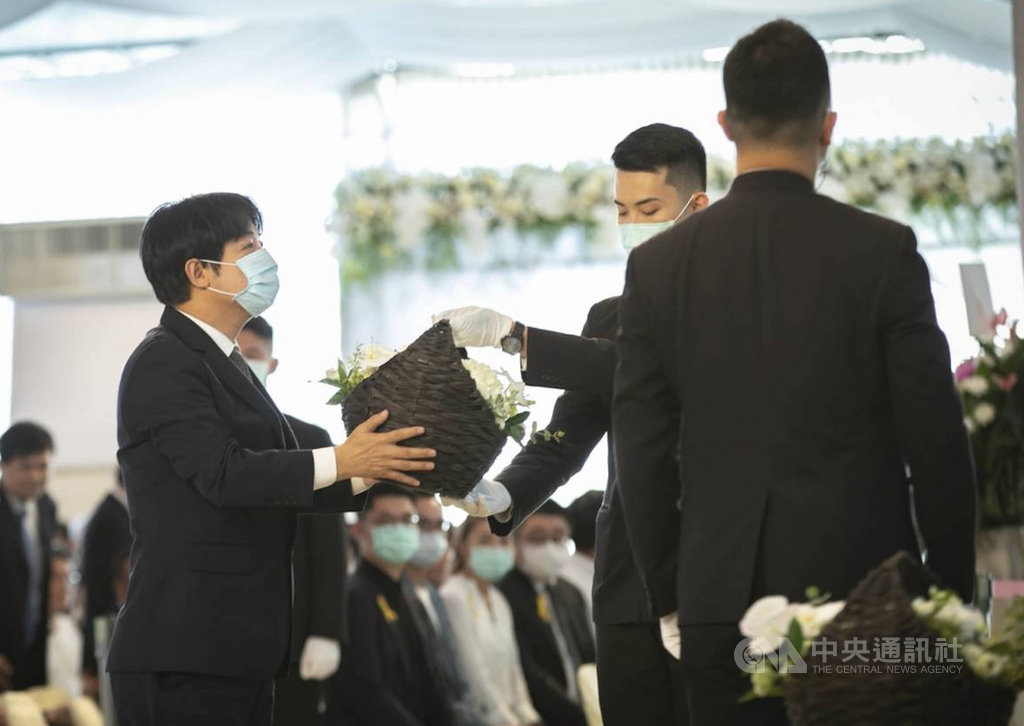 桃園市長鄭文燦母親鄭邱碧回辭世,告別式4日上午在桃園市八德區舉行,副總統賴清德(左)到場弔唁。(龍巖公司提供)中央社記者邱俊欽桃園傳真 109年7月4日