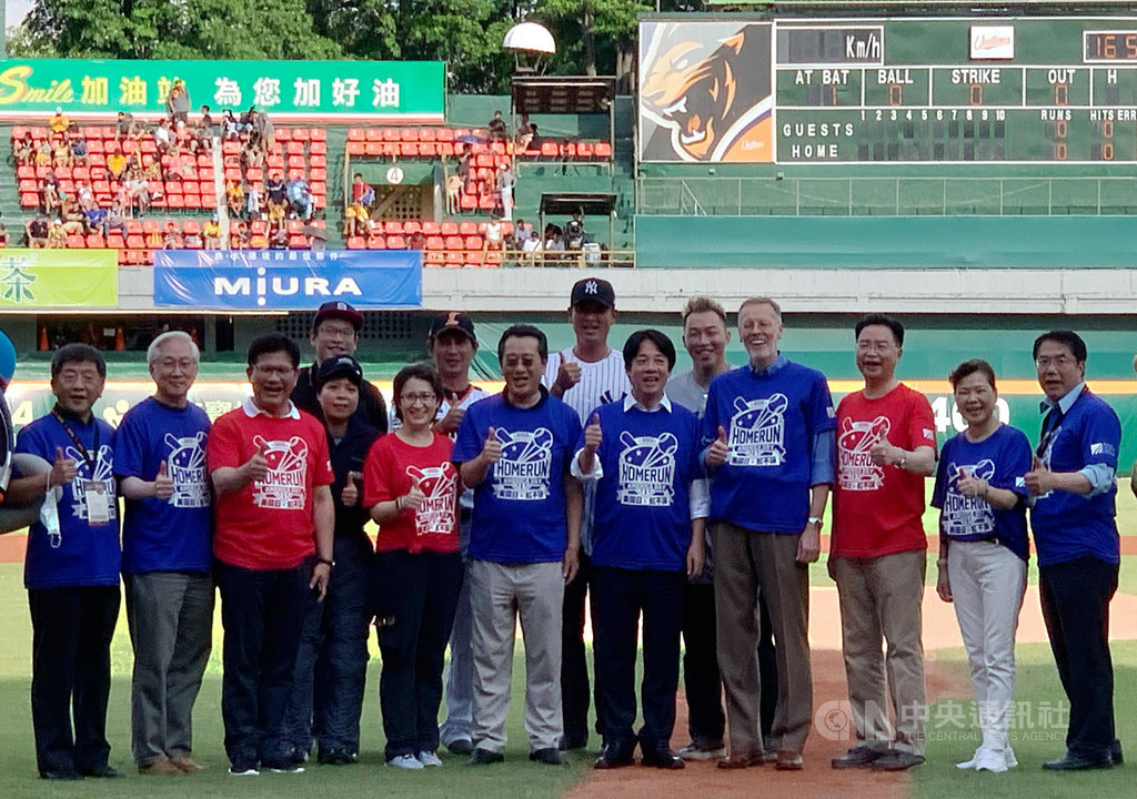美國在台協會(AIT)4日在台南棒球場舉行「美國日.紅不讓!」活動,與台灣民眾歡慶美國獨立建國244週年,副總統賴清德(右6)、AIT處長酈英傑(右4)、國安會秘書長顧立雄(右8)、衛福部長陳時中(左)、外交部長吳釗燮(右3)、交通部長林佳龍(左3)、科技部長吳政忠(左2)、經濟部長王美花(右2)、駐美代表蕭美琴(前左4)、台南市長黃偉哲(右)等人出席與會。中央社記者張榮祥台南攝 109年7月4日