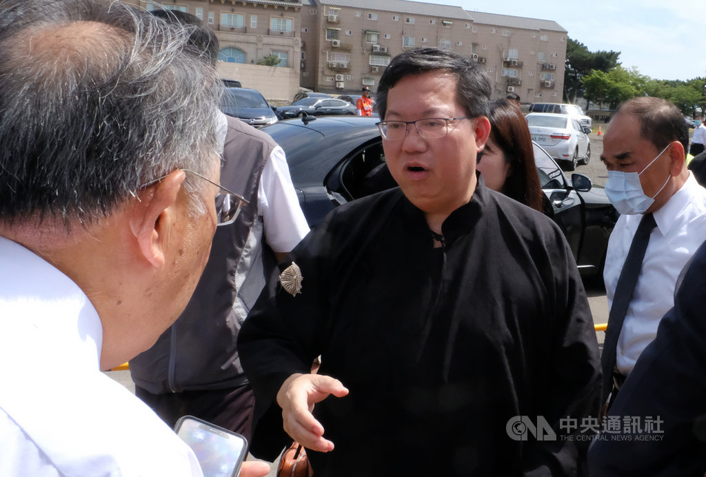 桃園市長鄭文燦母親鄭邱碧回辭世,4日上午在桃園市八德區舉行告別式,鄭文燦(中)在會場外向親友致意。中央社記者邱俊欽桃園攝 109年7月4日