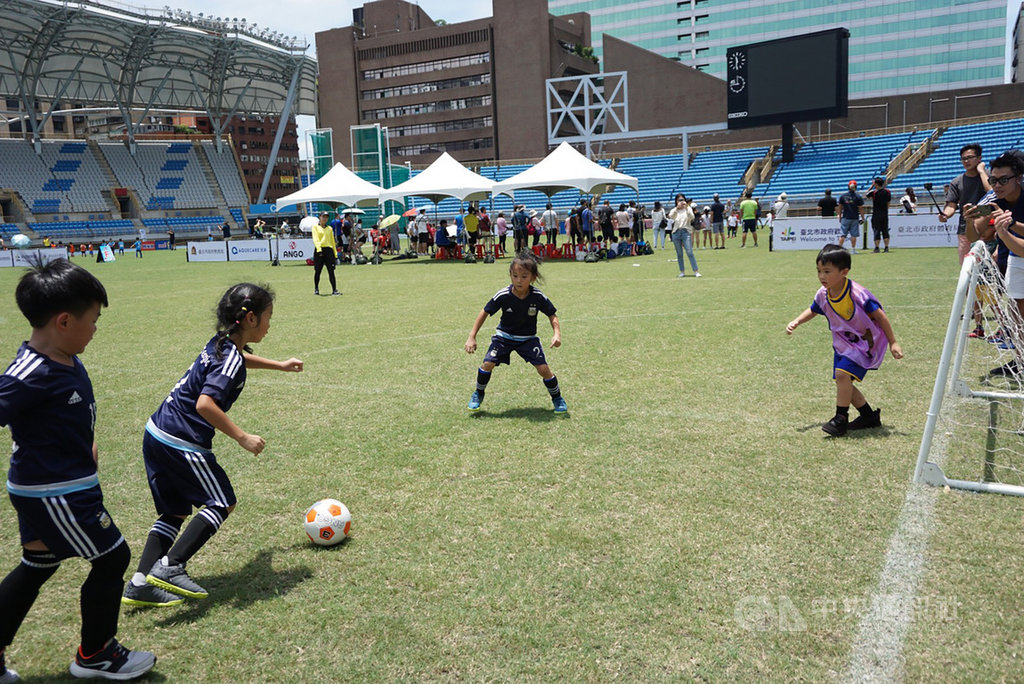 2020台北市幼兒足球錦標賽4日起一連兩天在台北田徑場開踢,近年台灣足球運動向下扎根,越來越多家長願意讓孩子從小踢球,除了強健體魄,也盼透過足球增進孩子肢體協調性,並培養團隊溝通及分工合作的能力。中央社記者白芷達邦攝 109年7月4日