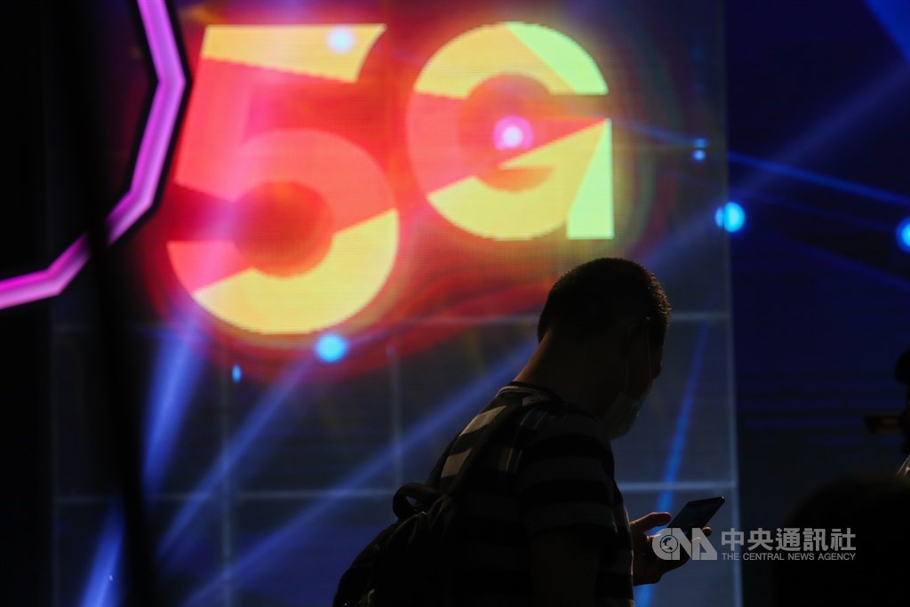 中華電信、台灣大哥大30日先後舉行5G開台記者會,宣告台灣電信業5G新時代來臨。中央社記者王騰毅攝 109年6月30日