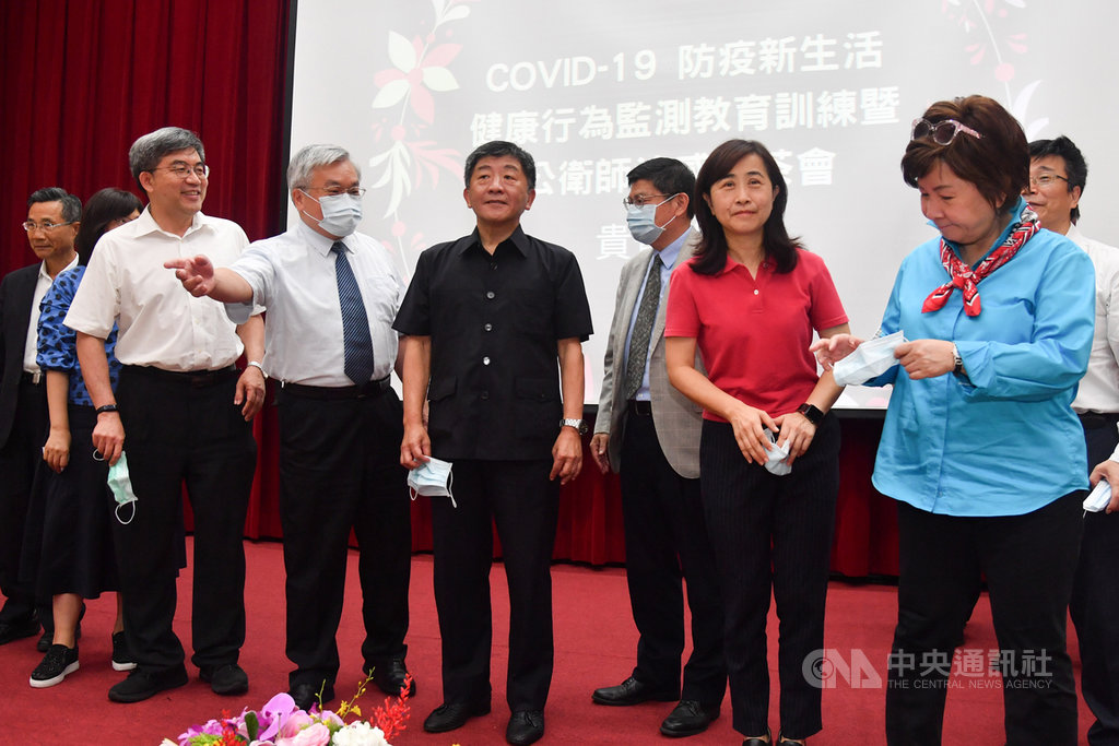 疾管署與台灣公共衛生學會4日上午舉行「COVID-19暨防疫新生活健康行為監測教育訓練」,衛福部長陳時中(前左3)出席,國民黨立委林奕華(前右2)、張育美(前右1)等人也都到場。中央社記者林俊耀攝 109年7月4日