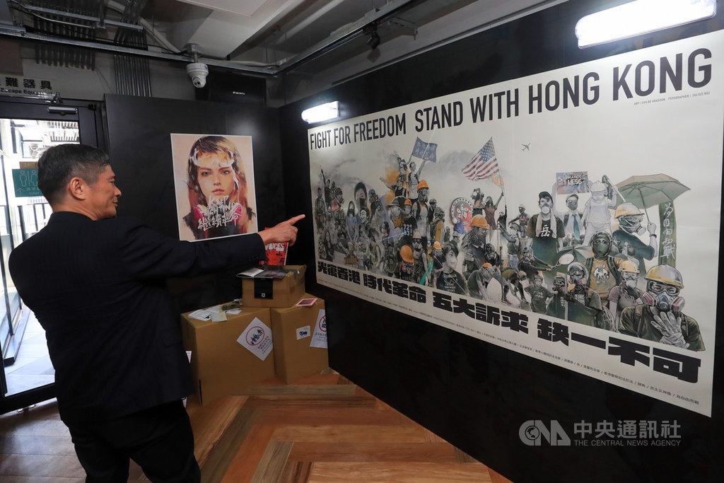 文化部長李永得4日前往台灣漫畫基地,參觀「反抗的畫筆-香港反送中運動週年圖像展」。中央社記者吳家昇攝 109年7月4日