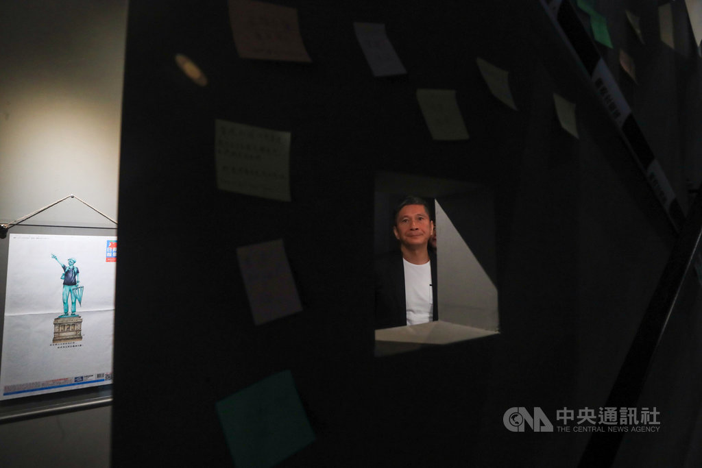 「反抗的畫筆-香港反送中運動週年圖像展」在台灣漫畫基地展出,呈現與反送中運動相關的藝術、漫畫創作,並還原香港街頭抗爭場域。文化部長李永得4日前往參觀,觀賞牆上畫作。中央社記者吳家昇攝 109年7月4日