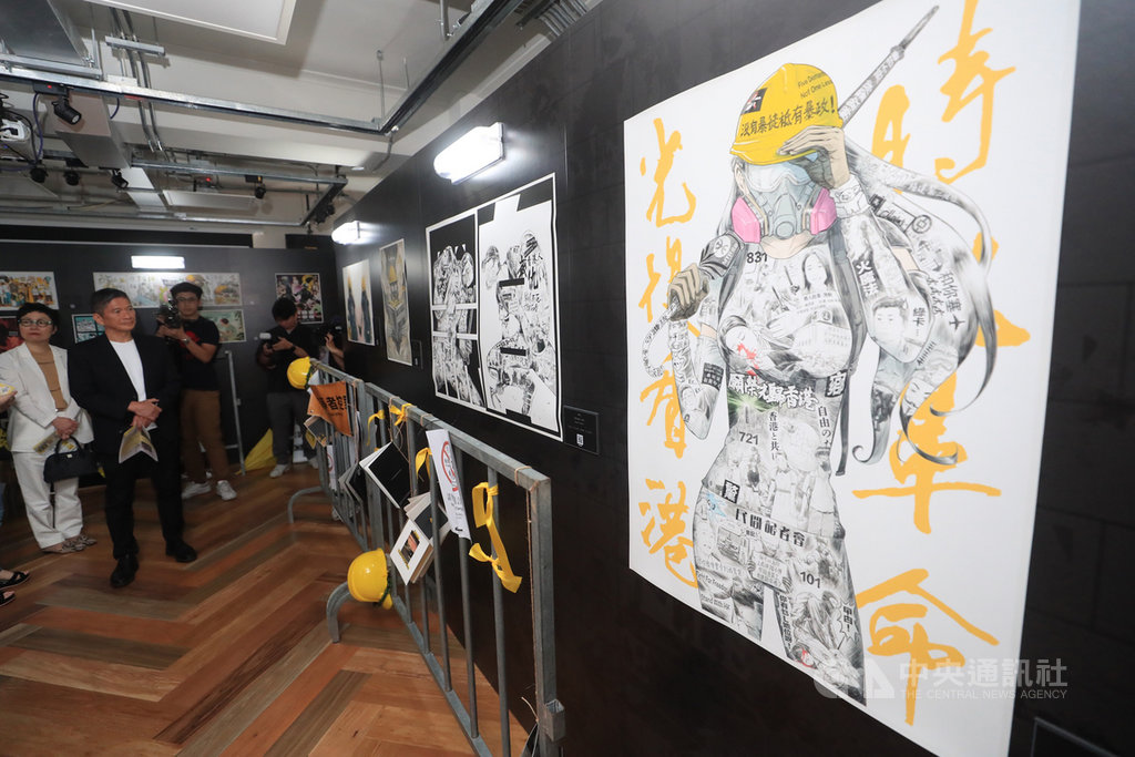 文化部長李永得(前)4日在台灣漫畫基地參觀「反抗的畫筆-香港反送中運動週年圖像展」,觀賞展區作品。中央社記者吳家昇攝 109年7月4日
