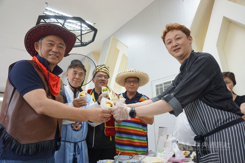 金門縣長楊鎮浯(左1)4日出席「加工新生活,畜產新亮點」創意畜產品發表會,特別打扮成牛仔,與畜試所長許一傑(左2)等人品嚐現場製作的酒糟牛肉捲餅,大讚牛肉的好滋味。中央社記者黃慧敏攝 109年7月4日