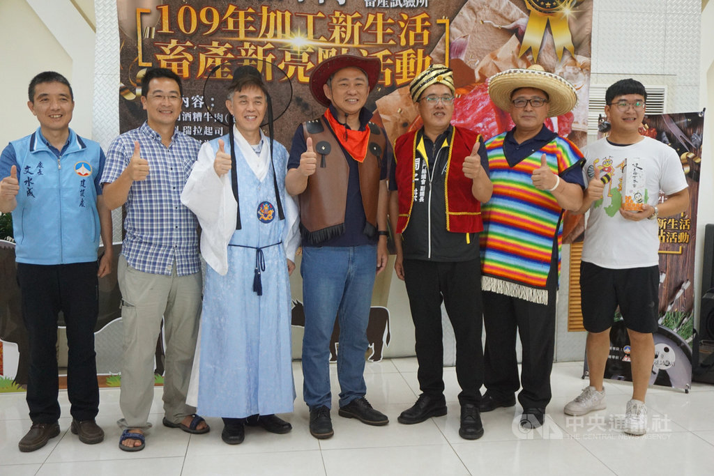 金門縣畜試所4日舉辦「加工新生活,畜產新亮點」創意畜產品發表會,縣長楊鎮浯(中)介紹創意畜產品,並邀請民眾到金門旅遊。中央社記者黃慧敏攝 109年7月4日