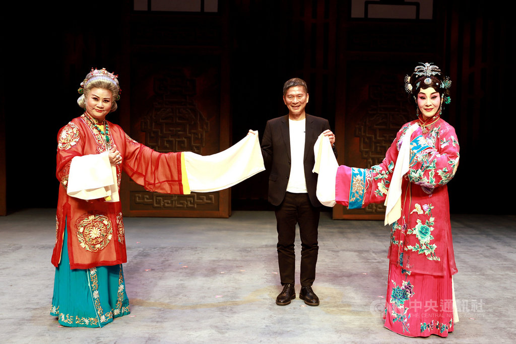 國光劇團4日在台灣戲曲中心推出疫後首檔演出「王熙鳳大鬧寧國府」,邀請京劇演員魏海敏(右)、豫劇演員王海玲(左)同台飆戲,文化部長李永得(中)也特別到場觀賞。(文化部提供)中央社記者陳秉弘傳真 109年7月4日