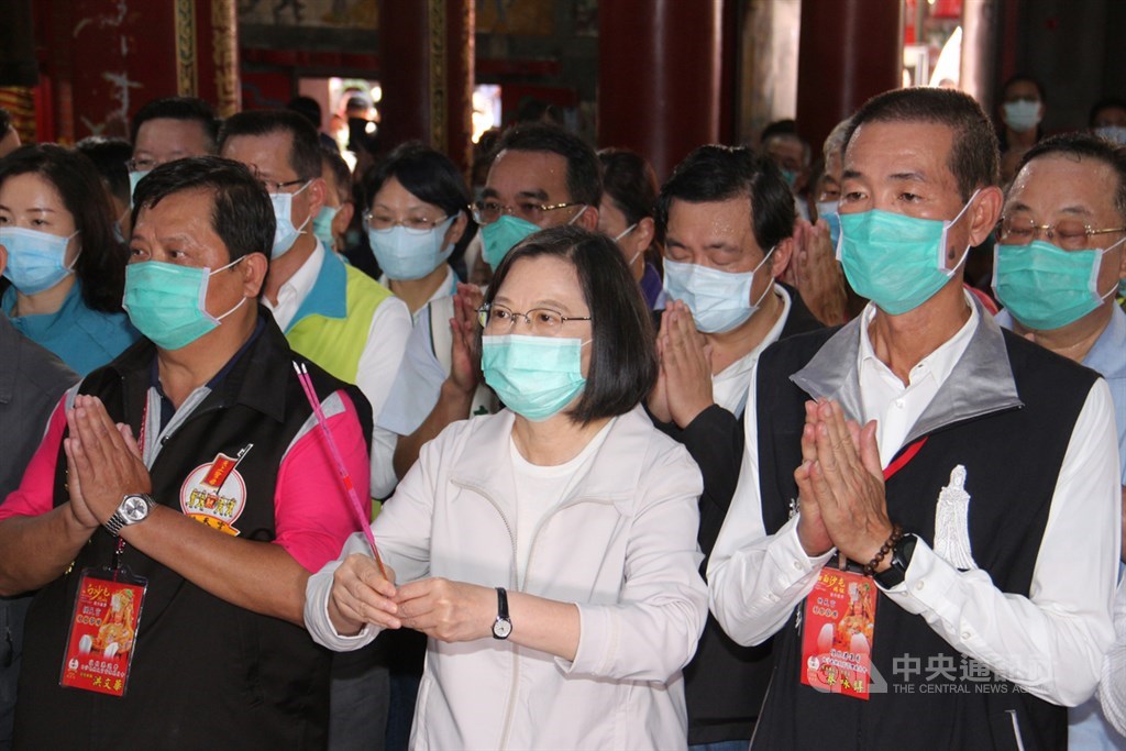 苗栗縣通霄鎮白沙屯媽祖雲林北港徒步進香活動將於5日凌晨起駕,總統蔡英文(前中)4日上午特別前往白沙屯拱天宮參香祈福。中央社記者管瑞平攝 109年7月4日