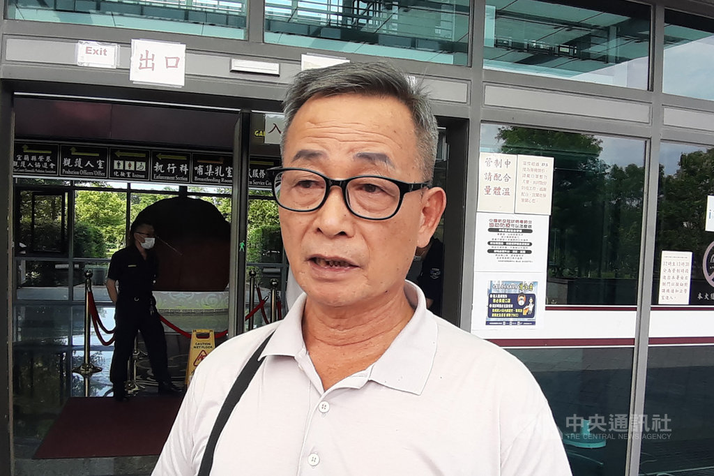 宜蘭縣員山鄉中華村長許正東遭村民提出罷免,罷免投票4日進行後已過法定門檻。許正東表示,選罷法現行罷免門檻太低,日後恐成骨牌效應;對於投票結果,原則上尊重。圖為109年6月23日許正東受訪畫面。中央社記者沈如峰宜蘭縣攝 109年7月4日