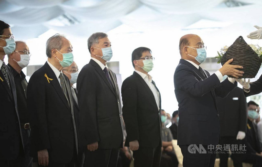 桃園市長鄭文燦母親鄭邱碧回辭世,行政院長蘇貞昌(右)4日前往桃園市八德區參加告別式,獻花弔唁。(龍巖公司提供)中央社記者邱俊欽桃園傳真 109年7月4日