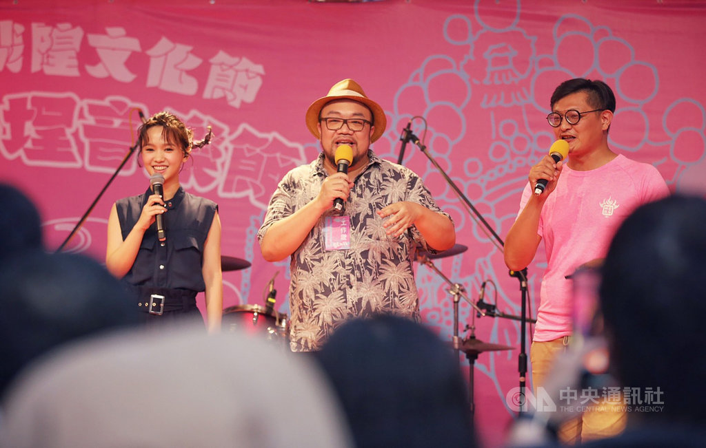 中華文化總會等單位共同主辦2020台北霞海城隍文化節,4日晚間在迪化街永樂廣場舉行「島語–大稻埕音樂節」,邀請多組音樂人輪番演出,吸引民眾參與。(中華文化總會提供)中央社記者陳秉弘傳真 109年7月4日