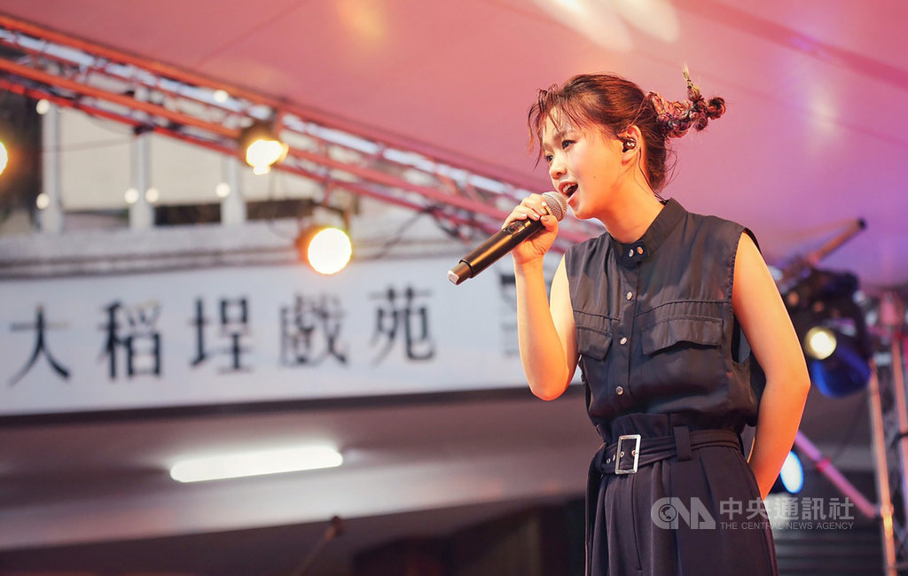 「2020台北霞海城隍文化節」4日登場,晚間在迪化街永樂廣場舉行「島語–大稻埕音樂節」,歌手嚴正嵐獻唱國、台語歌曲,為音樂節拉開序幕。(中華文化總會提供)中央社記者陳秉弘傳真 109年7月4日
