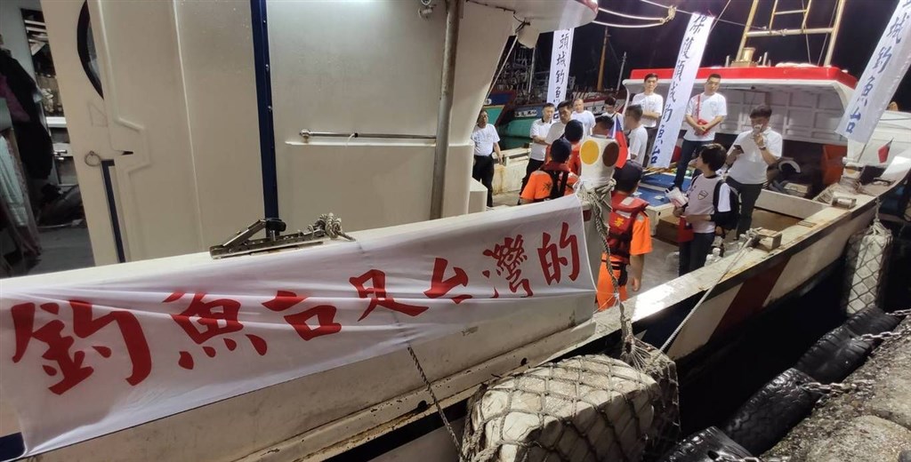 「保護頭城釣魚台辦公室」成員們3日深夜企圖從宜蘭頭城搭船出海,準備前往釣魚台宣示與捍衛主權,船身綁有「釣魚台是台灣的」布條,但最後因無船員證,被岸巡勸阻下船。(保護頭城釣魚台辦公室提供)中央社記者沈如峰宜蘭縣傳真 109年7月4日