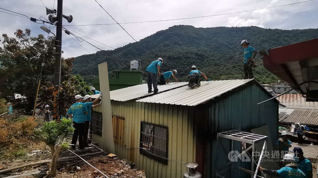衡山行善團4日為屏東縣三地門鄉鍾姓村民修繕住家,將簡陋鐵皮屋打造成能遮風避雨、更安全的避風港,讓鍾家1家8口人都有床睡,孩子們得以在書桌上寫功課。(衡山行善團提供)中央社記者郭芷瑄傳真 109年7月4日