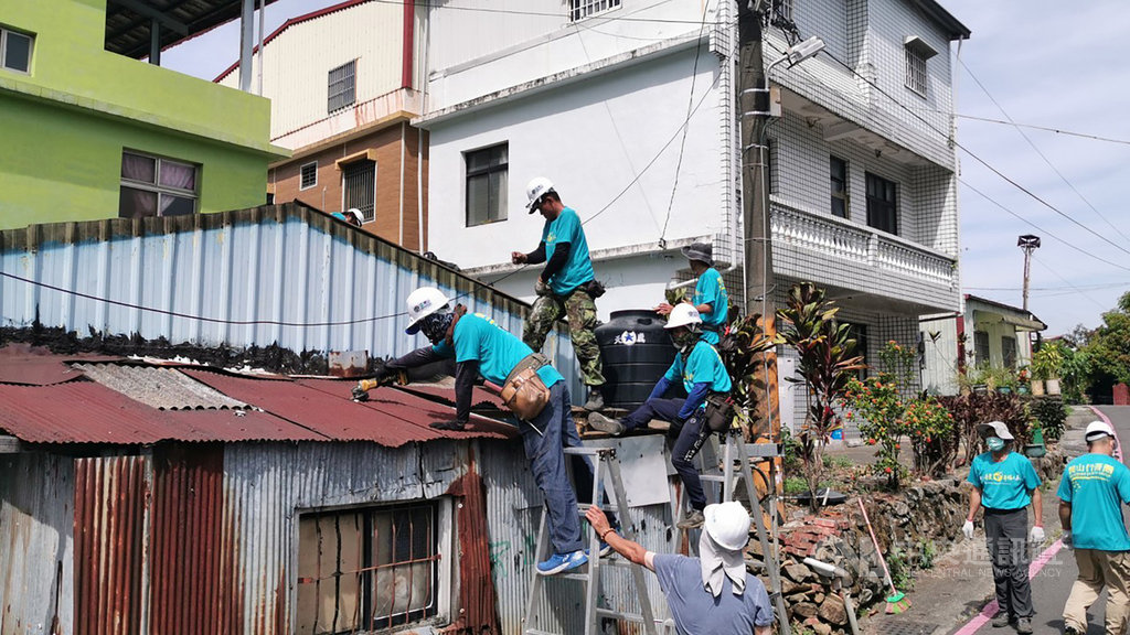 經屏東縣三地門鄉公所轉介,1家8口都擠在15坪大鐵皮屋的鍾姓村民獲衡山行善團熱血相助,多名志工4日前往為鍾家修繕房子,打造一個更安全的避風港。(衡山行善團提供) 中央社記者郭芷瑄傳真 109年7月4日